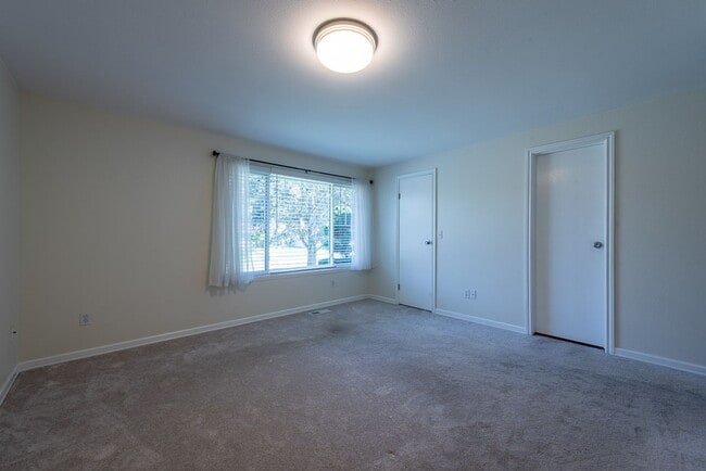 Building Photo - Peaceful neighborhood setting within walki...