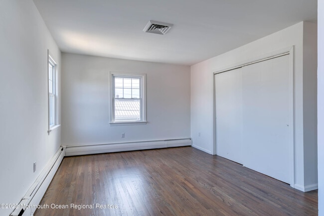 Building Photo - 109 E River Rd