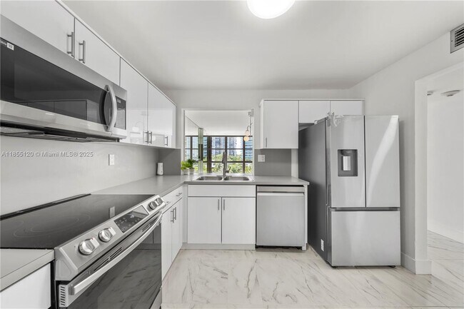 Building Photo - 1925 Brickell Ave