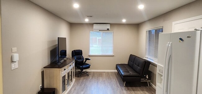 Building Photo - Furnished 1 bedroomu unit available now!