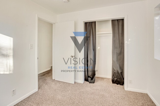 Building Photo - 360 E 400 S