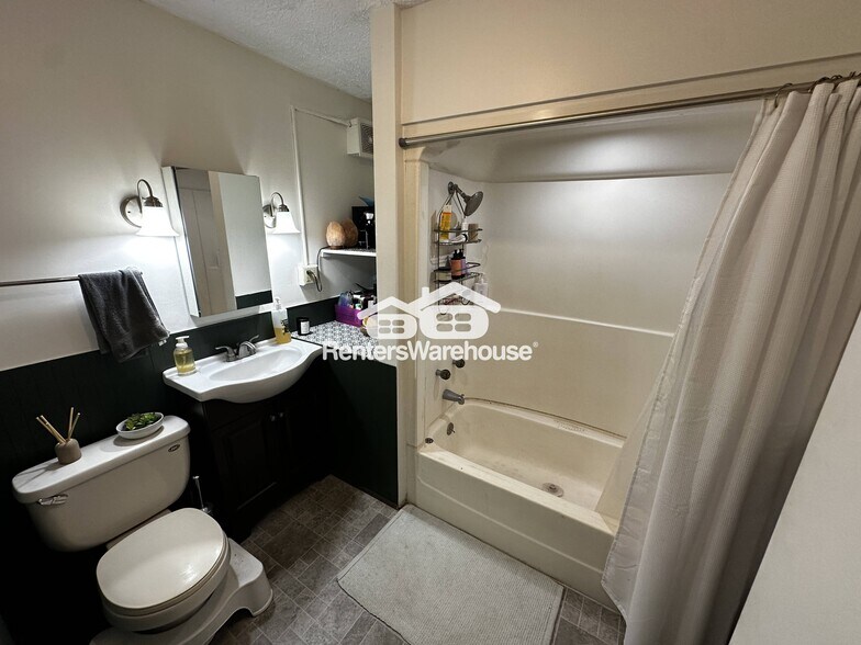 Building Photo - 1049 7th St W