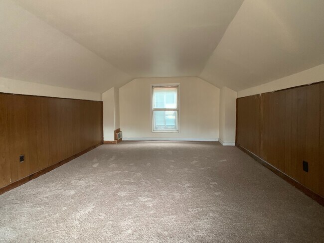 Building Photo - Great 2 bed 2 bath with bonus attic space house located steps from shopping.
