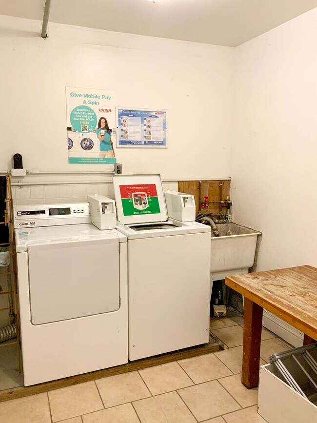 Building Photo - 1BR/1BA. Bay Windows, Laundry On-Site. GAR...