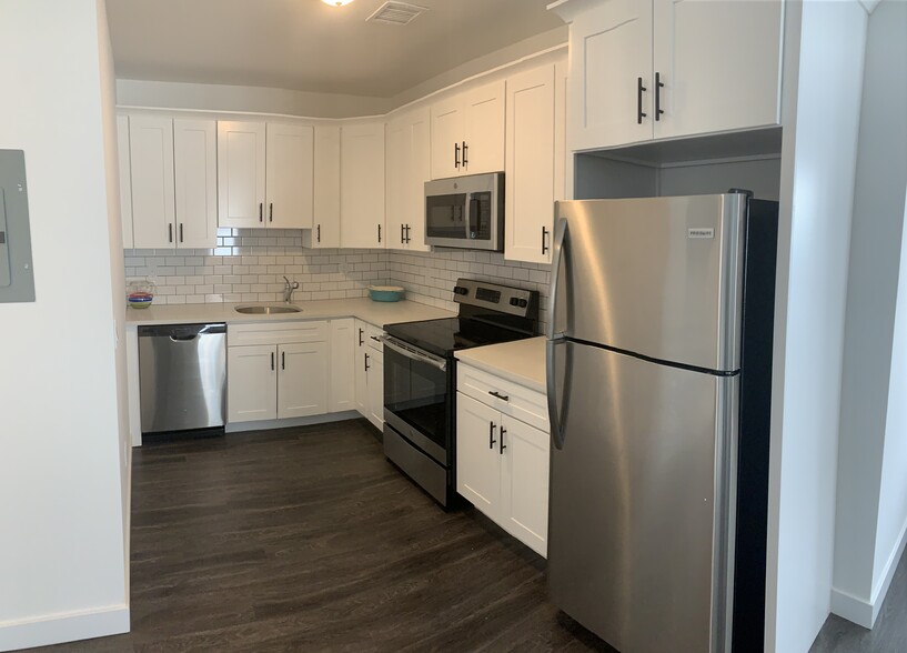 Kitchen-2/bed unit - 68 Park Ave