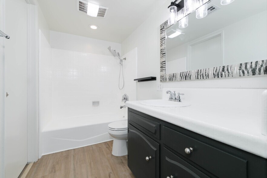 Building Photo - 1138 N Valley St