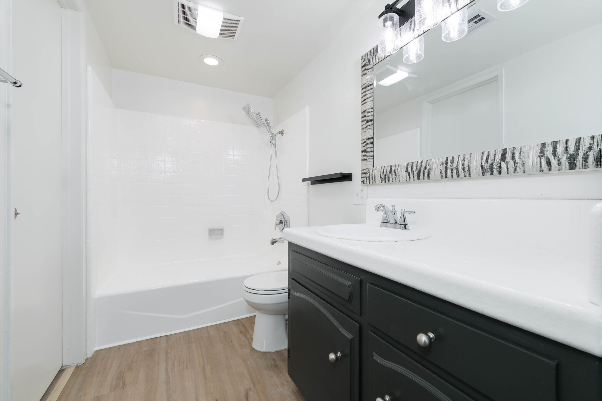 Building Photo - 1138 N Valley St