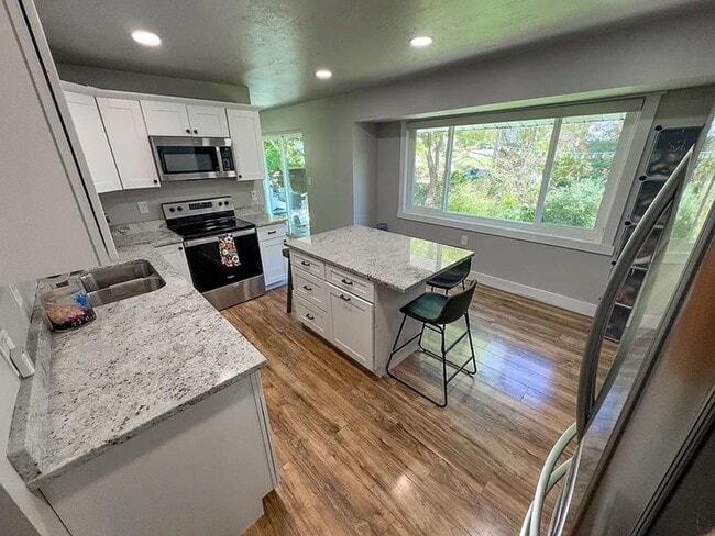 Building Photo - Beautifully updated 5 Bed / 2 Bath Home wi...