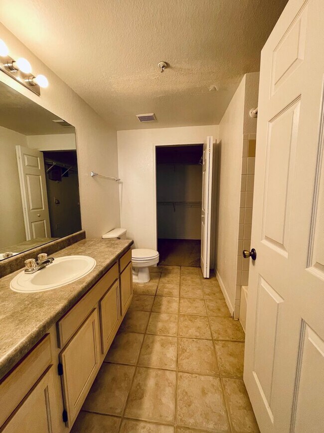 Building Photo - GREAT LOCATION!  SPACIOUS 3 BEDROOM 2 BATH...