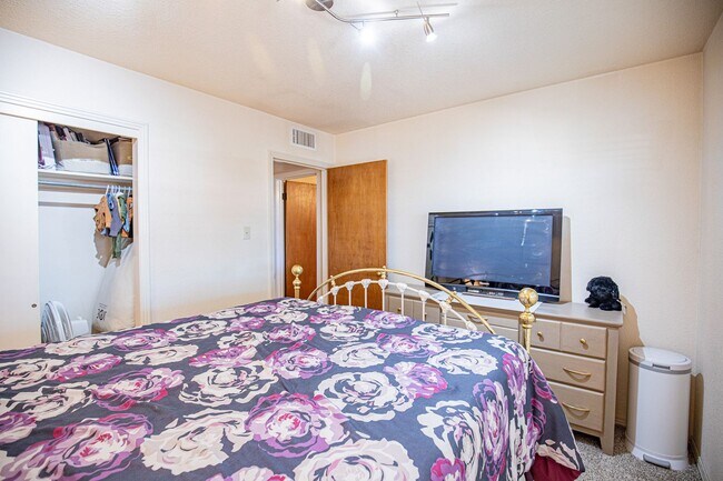 Building Photo - 4 Bedroom 2 Bathroom