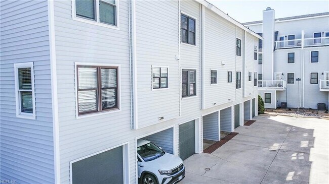 Building Photo - 2304 Bergen Ct