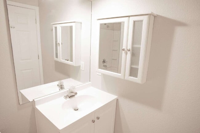 Building Photo - Gorgeous Condo near beaches, shopping and highways