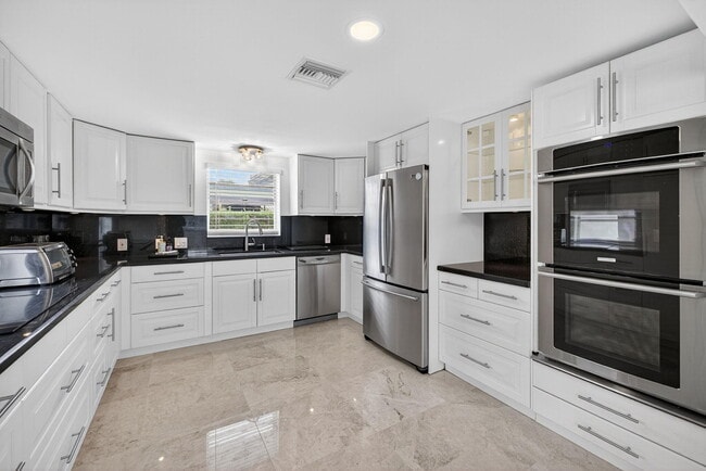 Building Photo - 4442 Sea Grape Dr