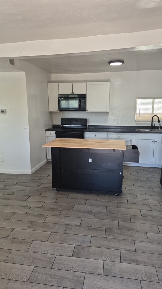 Building Photo - Garden Lofts on President