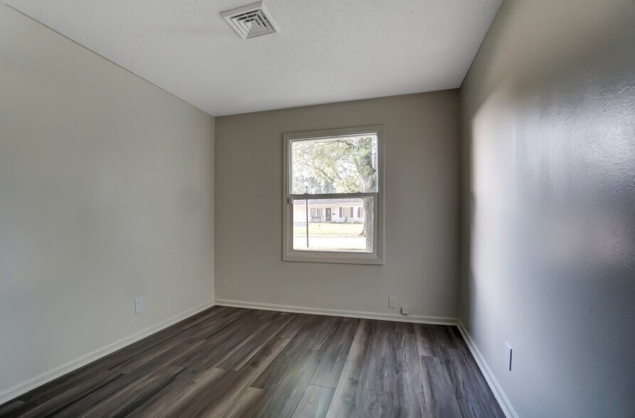 Building Photo - 1107 Larch Ln