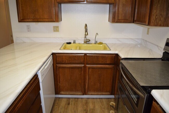 Building Photo - 6051 Roloff Way