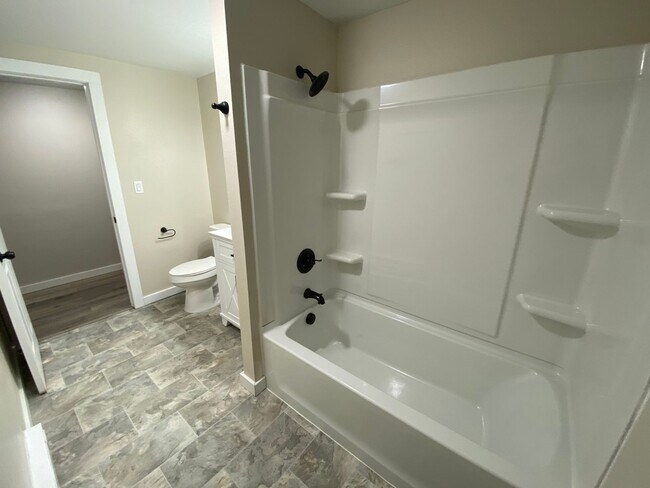 Building Photo - RENOVATED 1BD/1BA LOWER SOUTH HILL APT | A/C | DW | PET FRIENDLY | AVAIL UPON REQUEST