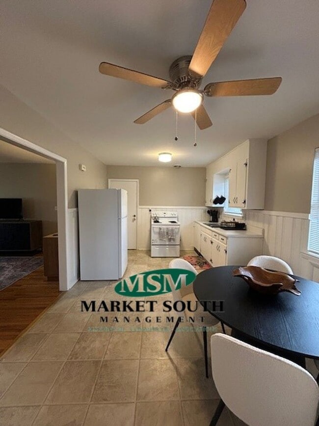 Building Photo - Savannah living with modern conveniences