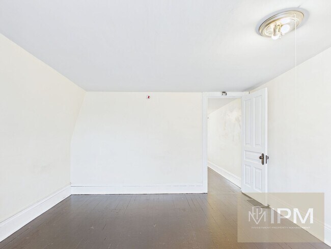 Building Photo - RENT SPECIAL! 1/2 FIRST MONTHS RENT IF DEPOSIT PLACED BY 3/31!