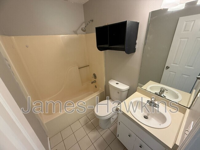 Building Photo - 3820 Donna Dr