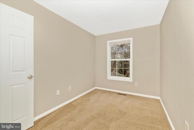 Building Photo - 584 Cotswold Ct