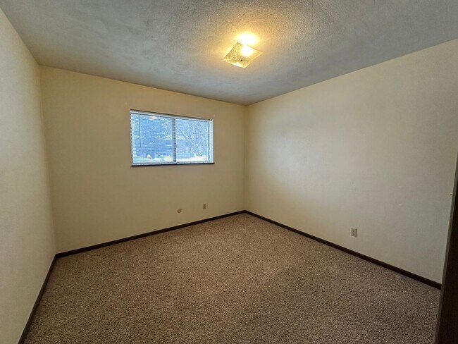 Building Photo - 2 Bedroom/1 Bath Apartment For Rent