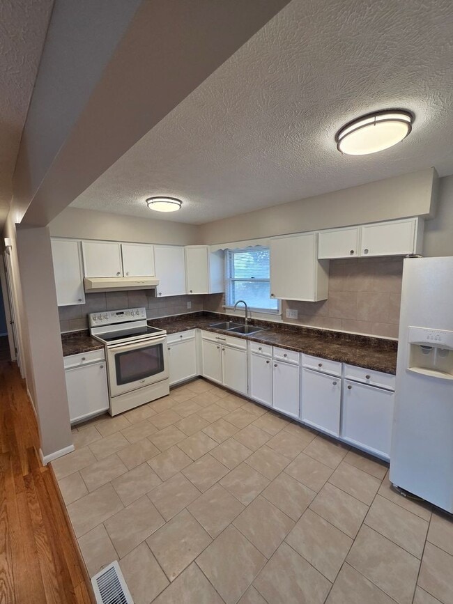 Building Photo - 3 bed, 2 bath, 1 car garage with finished basement, fenced back, newly remodeled