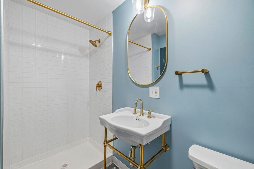 Unit 3 Bathroom - 319 Connecticut St