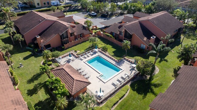 Building Photo - ** PALM RIVER ** 2 BED / 2 BATH - CONDO - NORTH NAPLES - TURNKEY - ANNUAL OR SHORT TERM RENTAL