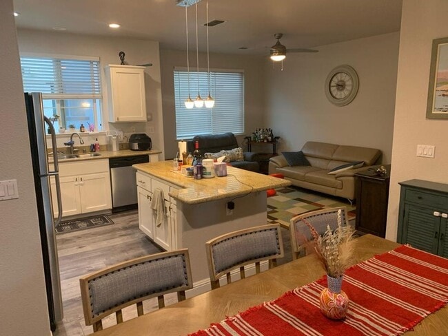 Building Photo - Modern Concord Townhouse 3/2.5 near BART &...
