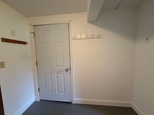 Building Photo - 158 Tina Dr