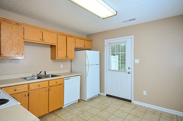 Building Photo - Cloverdale Apartments