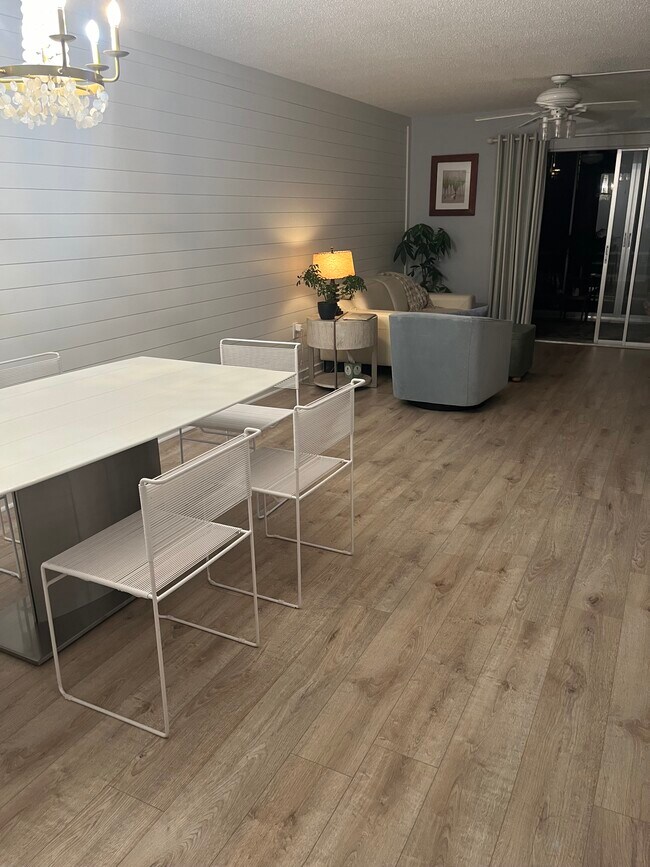 Building Photo - 995 La Guna Dr