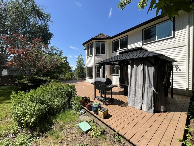 Building Photo - Stunning Bull Mountain Home with Gourmet Kitchen & Luxurious Primary Suite Retreat