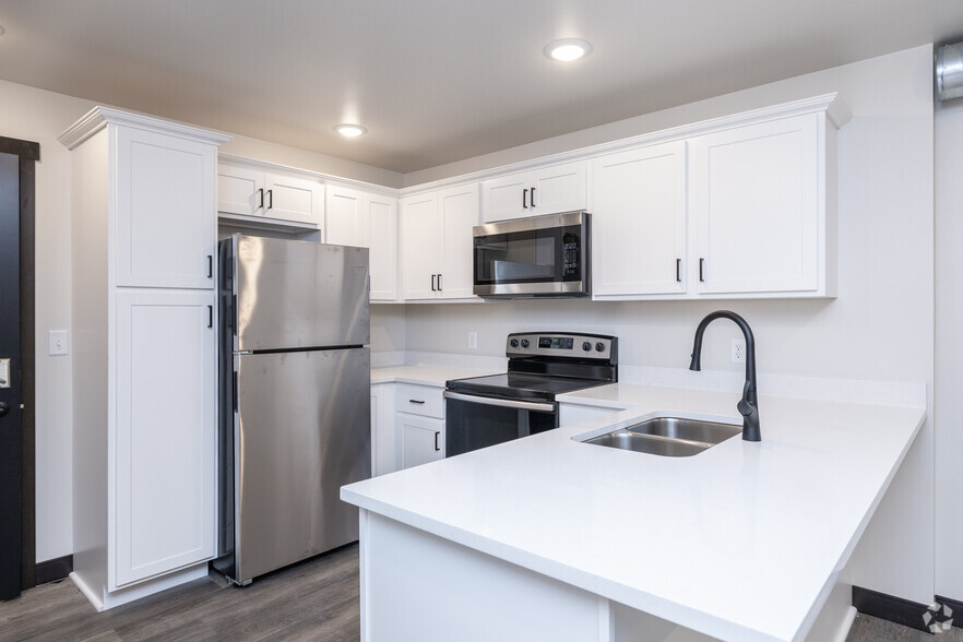 2BR, 2BA - 963SF - Kitchen - The Forde