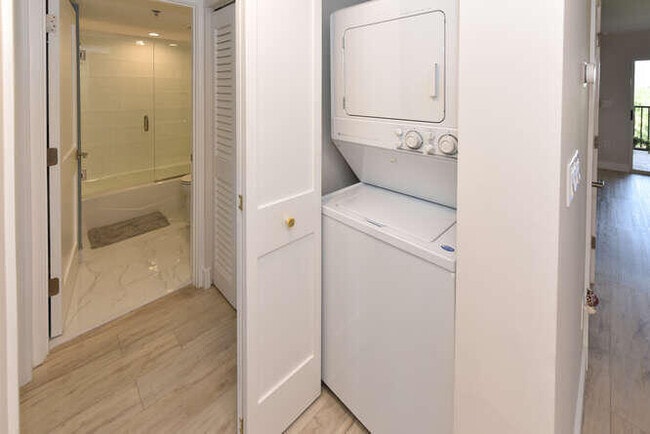 Building Photo - 275 Palm Ave