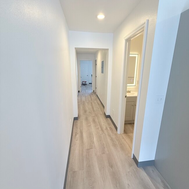 Building Photo - Woodsdale Apartments Holiday Island