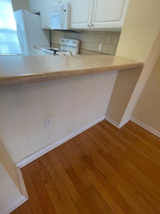 Building Photo - Beautiful 2 bedroom 2.5 bathroom townhome