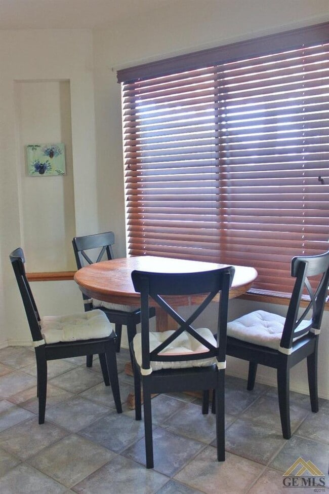 Building Photo - Spacious 4 Bedroom / 2 Bathroom House in T...