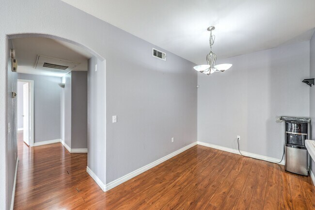 Building Photo - 1830 N Buffalo Dr