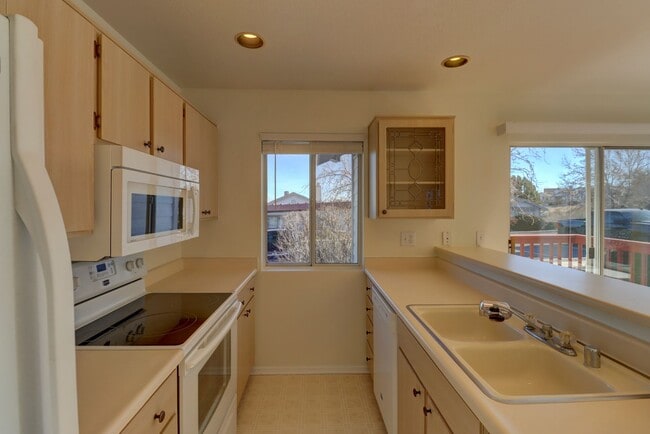 Building Photo - 2 bed 2 bath Condo in Montana Terraces