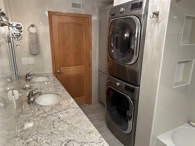 Building Photo - 6039 Collins Ave