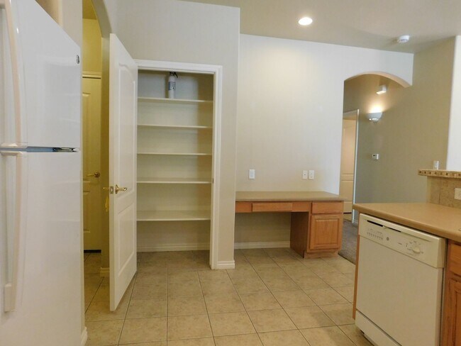 Building Photo - Spacious 2-Bed in Fountain Greens!