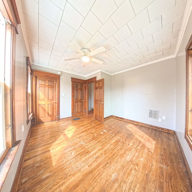 Building Photo - Spacious 5 bedroom 2 Bath Home