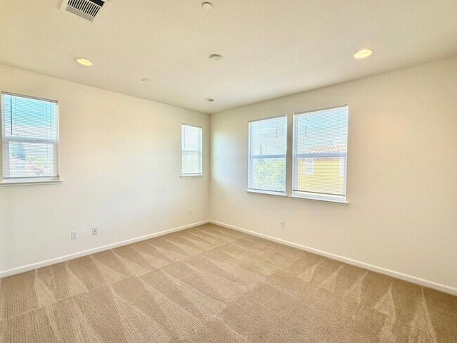 Building Photo - 43845 Paso Pino Common