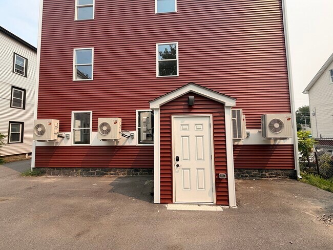 Building Photo - 33 Pleasant St