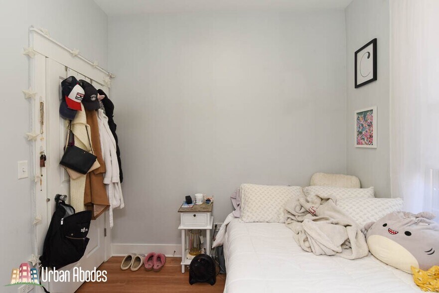 Building Photo - 870 W Buckingham Pl