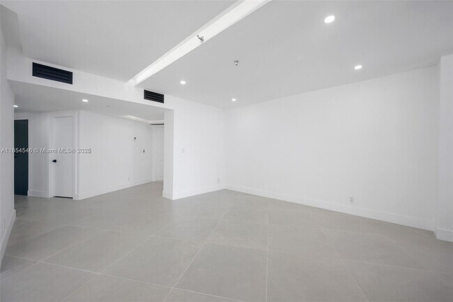 Building Photo - 20281 E Country Club Dr