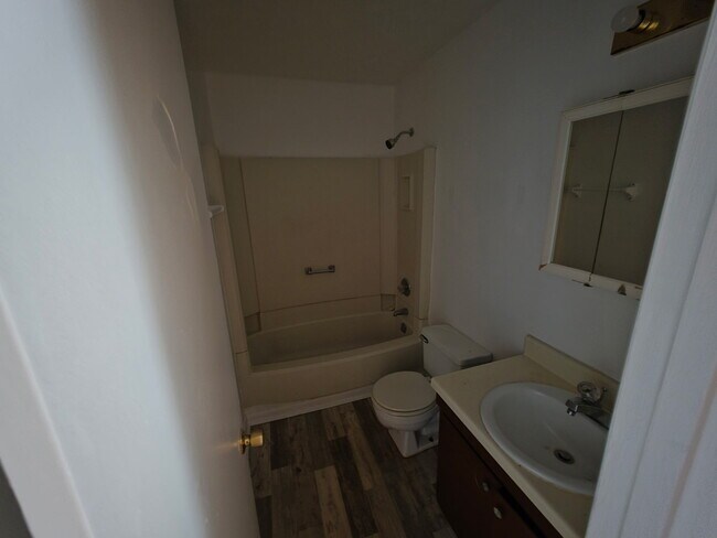 Building Photo - 3003 Thornhill Rd