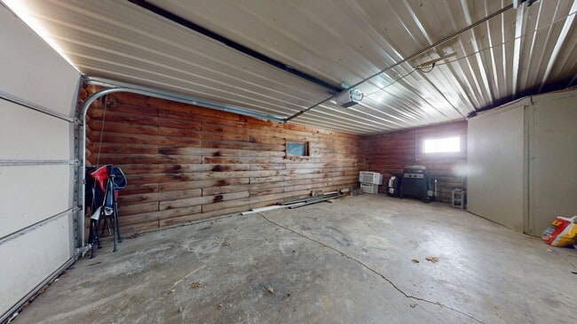 Building Photo - Beautiful Cabin in Crestview School District!